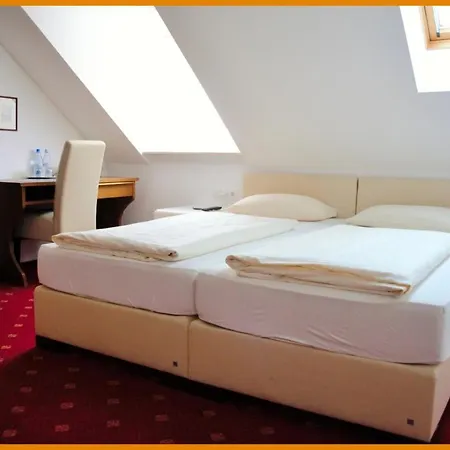 Hotel-garni 'zum Weinkrug' ゲストハウス ゾンマーハウゼン